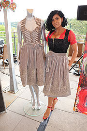 Noura El Massoudi mit einem von ihr gespendeten Dirndl @ Ladies Red Wiesn 2020 (©Foto. Martin Schmitz)